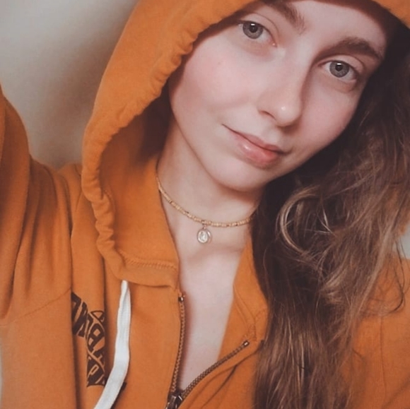 Meet your Posher, Amanda - Picture 1 of 15